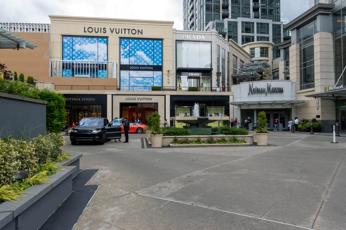 Valet attendant assisting a customer at a retail shopping center